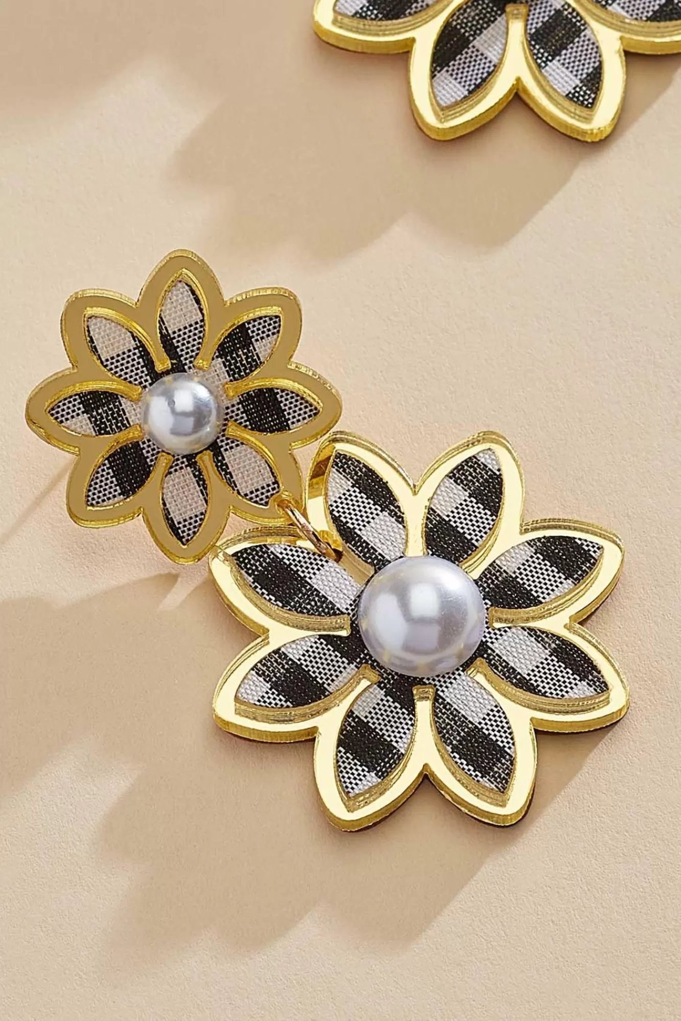 Women Versona Gingham Daisy Earrings