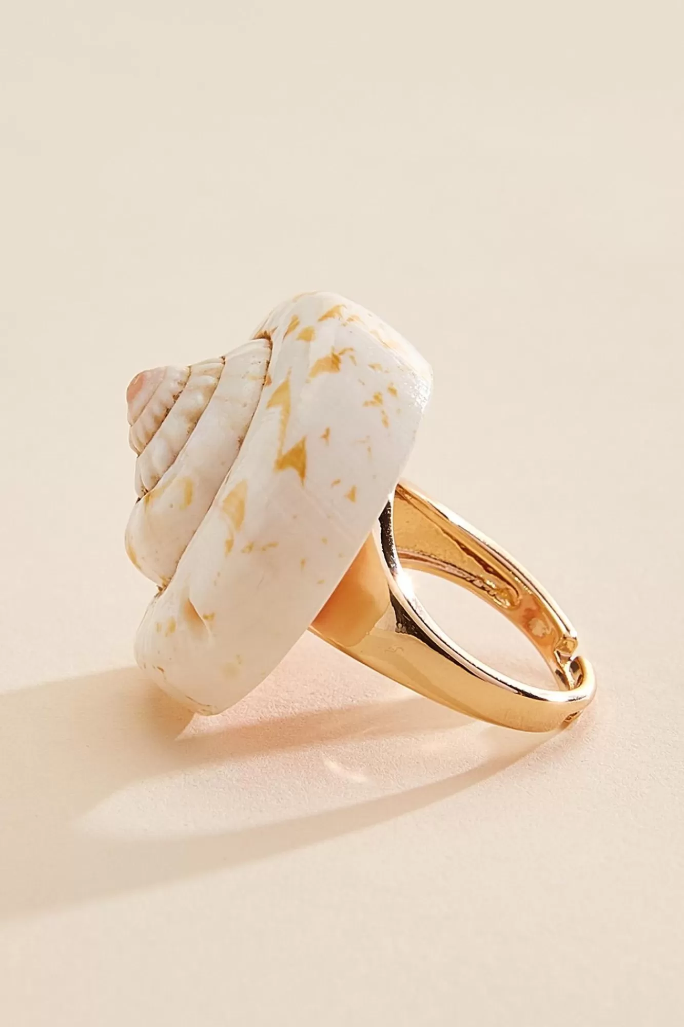 Women Versona Large Shell Ring