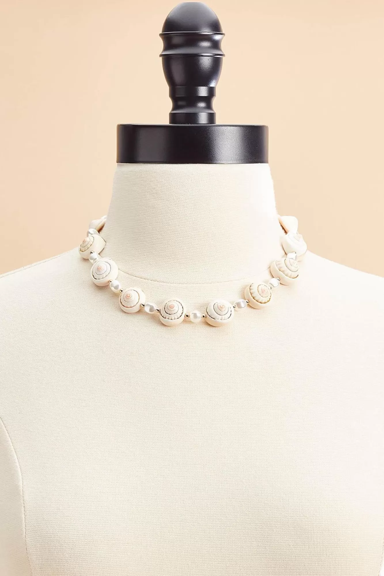 Women Versona Pearly Seashell Short Necklace