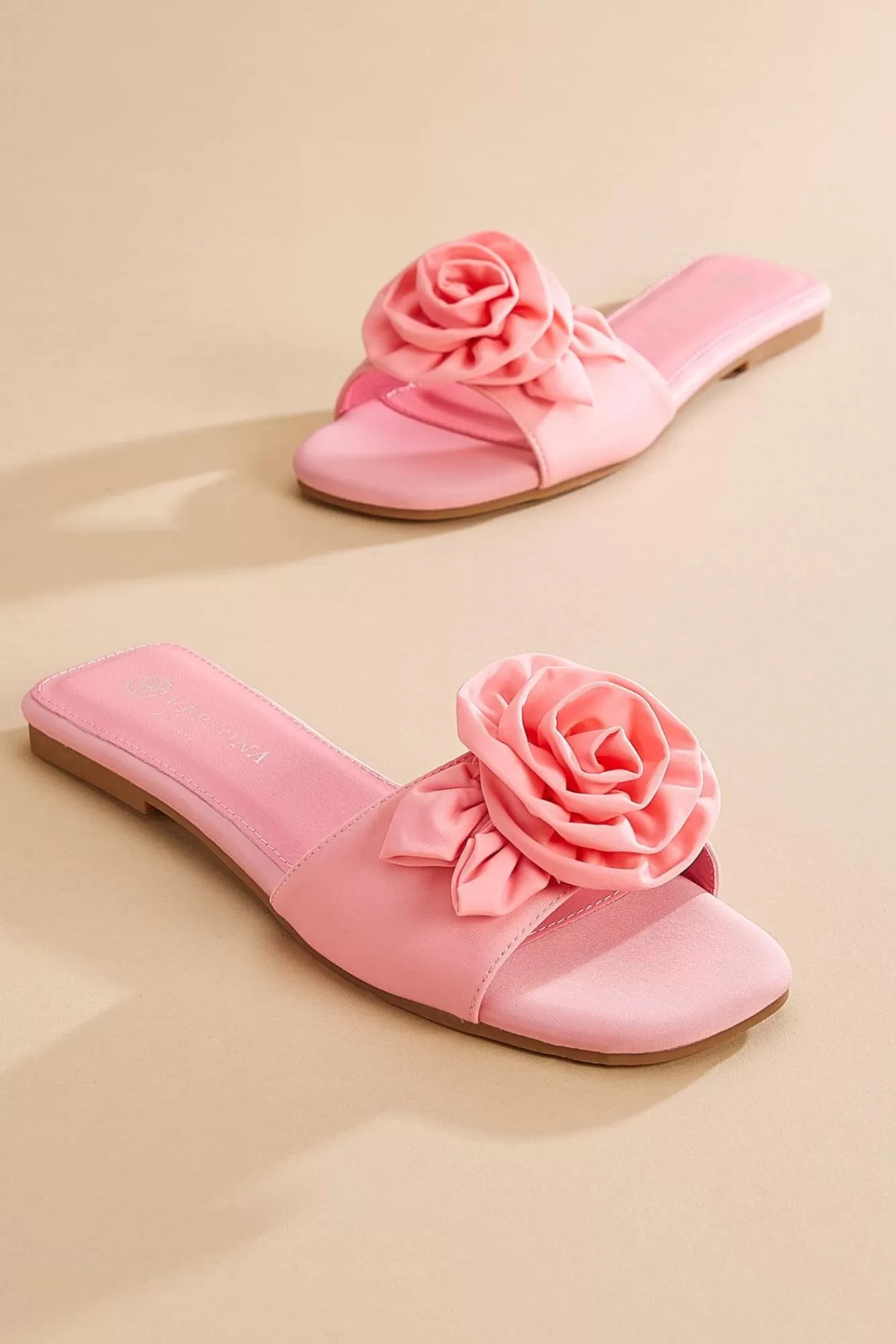 Women Versona Rosette Band Sandals