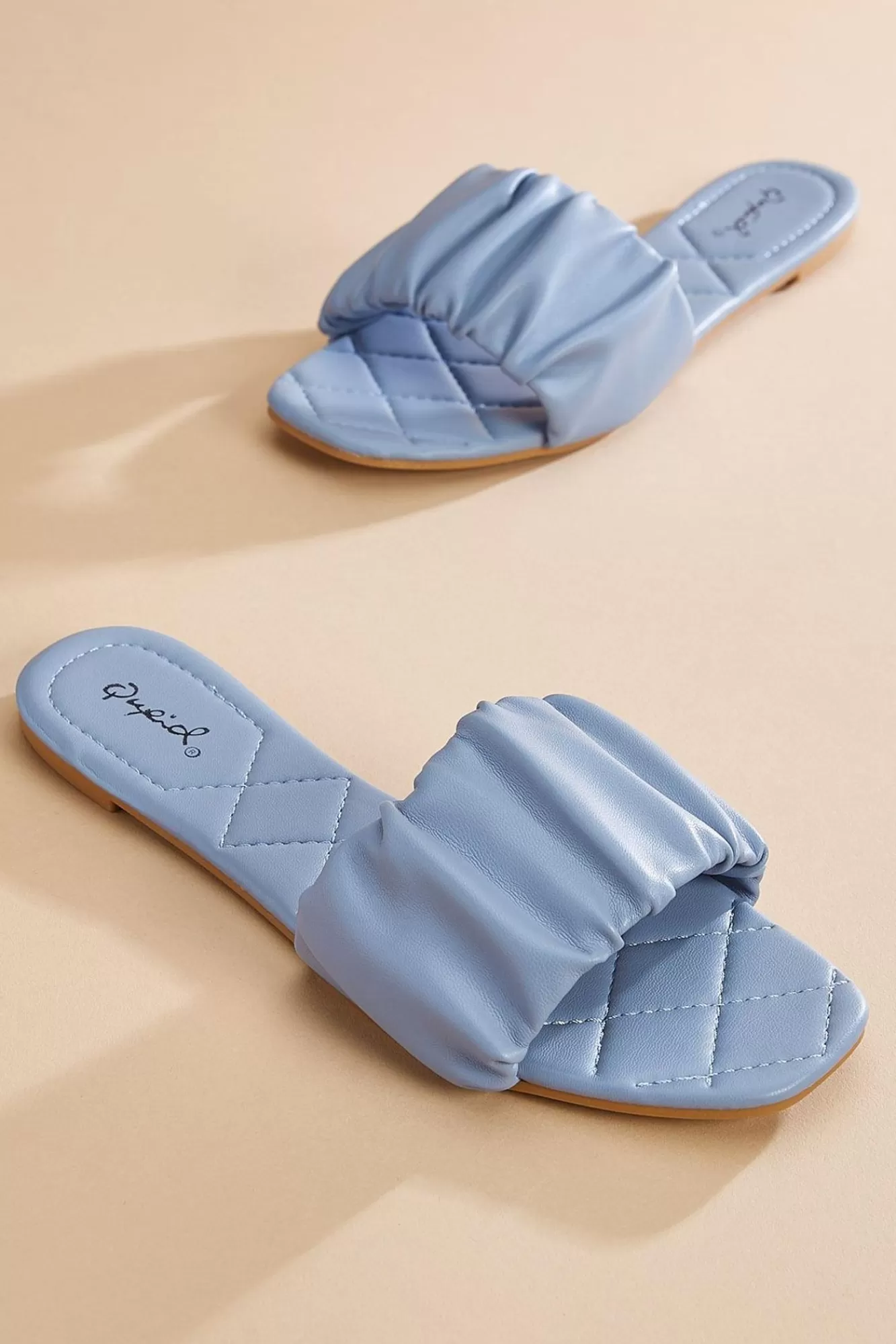 Women Versona Ruched Band Slides