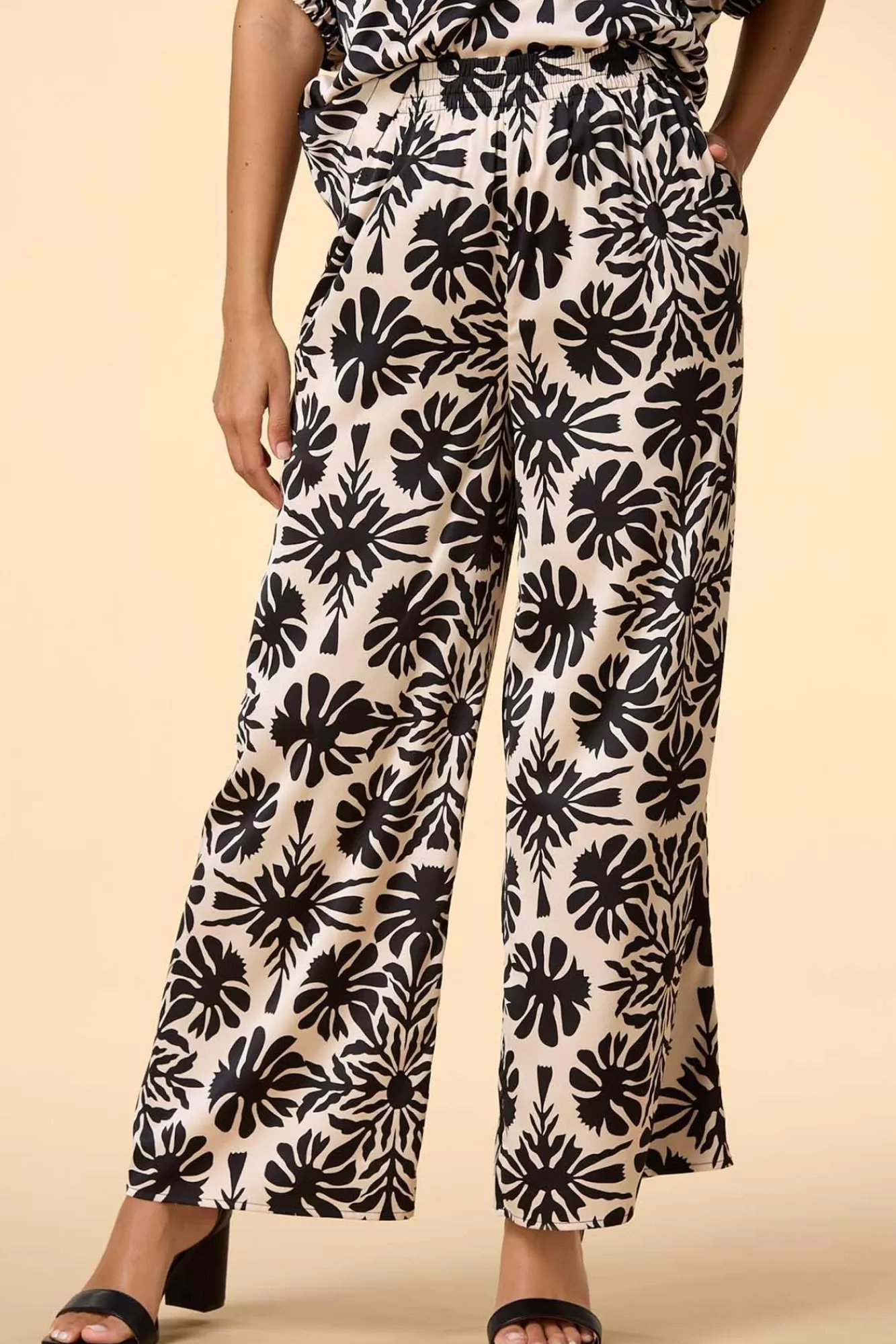 Women Versona Shade Tree Pants