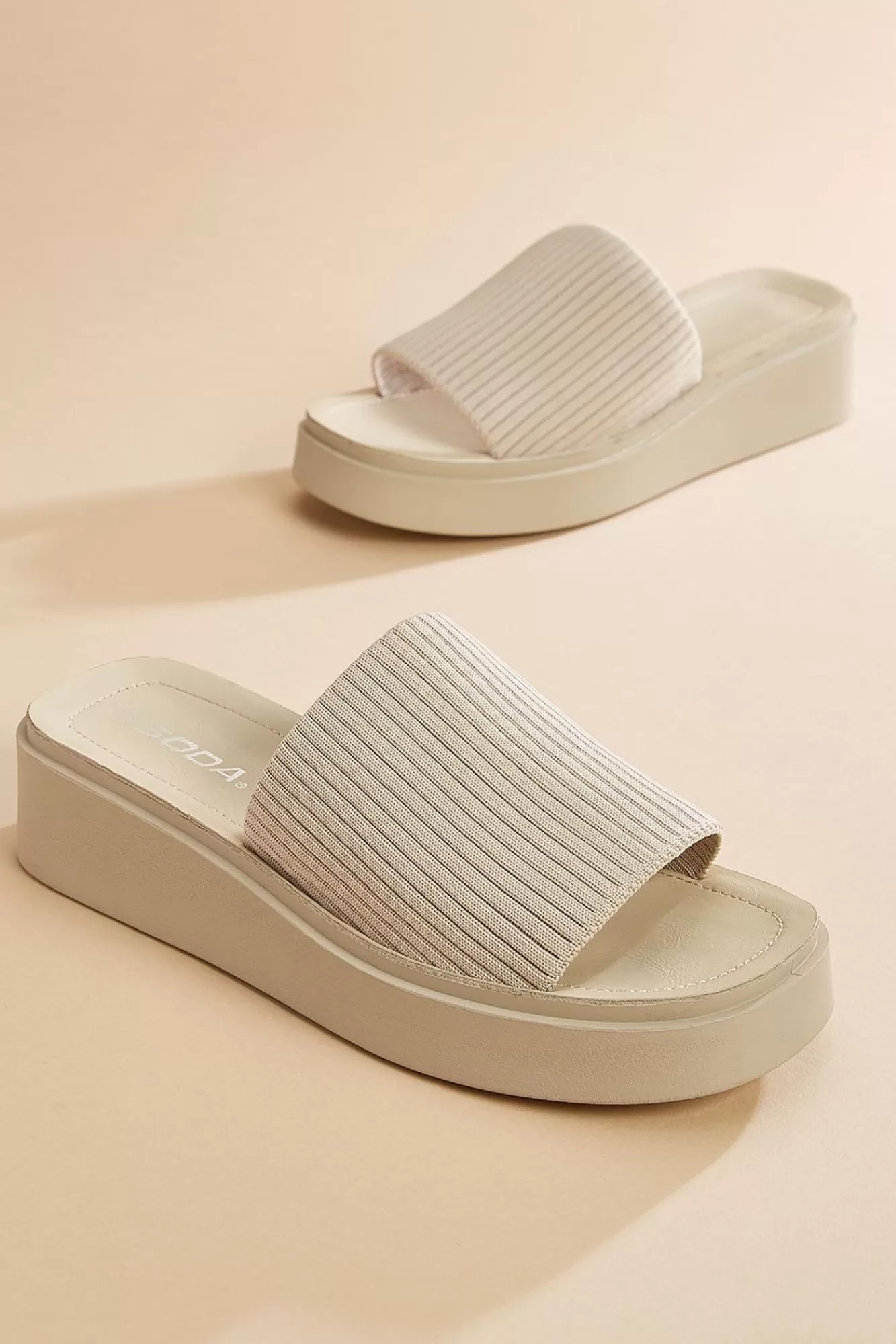 Women Versona Stretch Band Slide Sandals