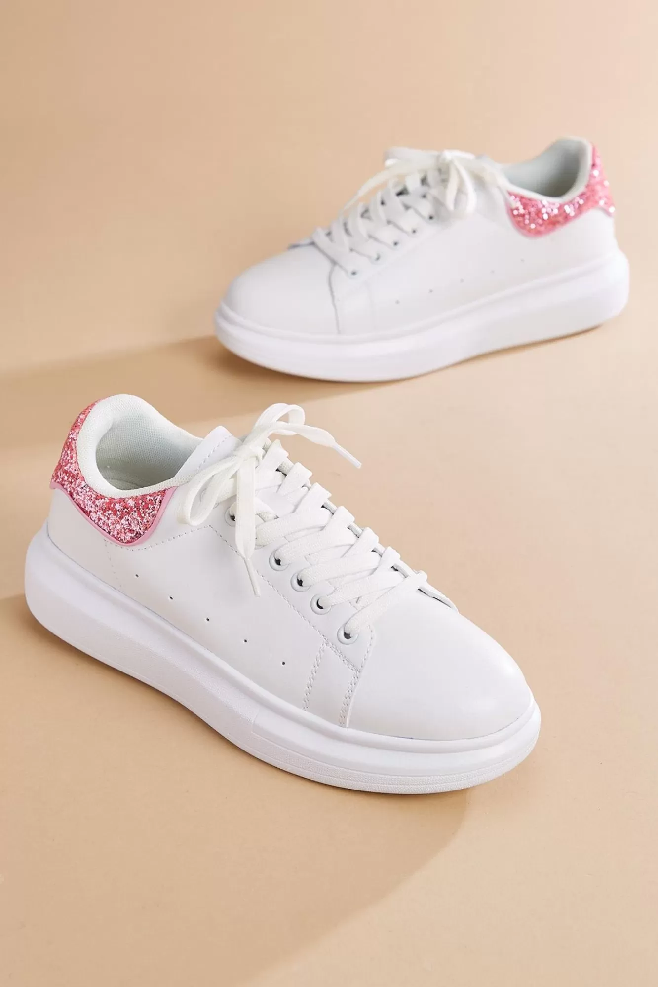 Women Versona Turning Sneakers