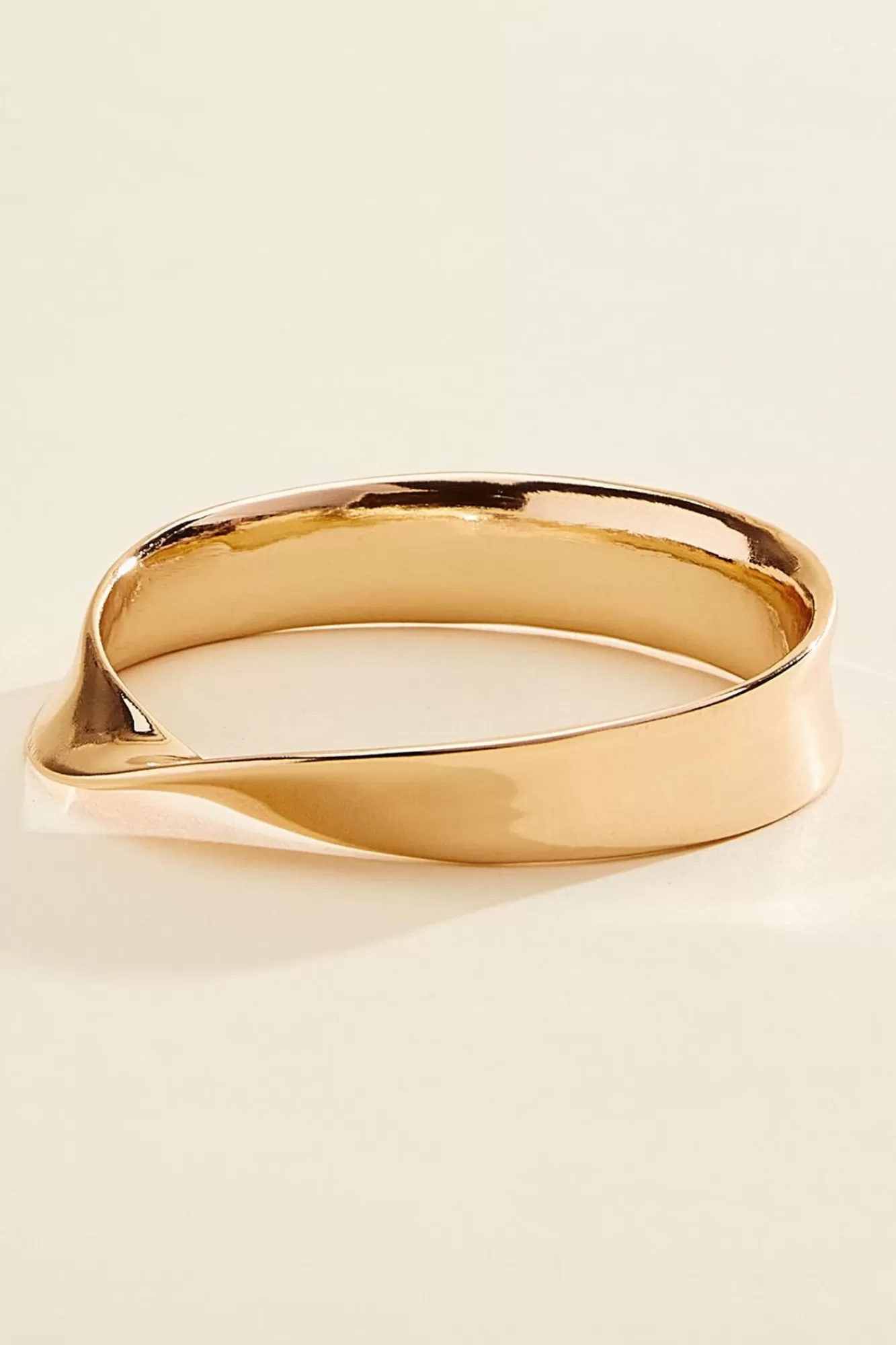 Women Versona Wavy Bangle Bracelet